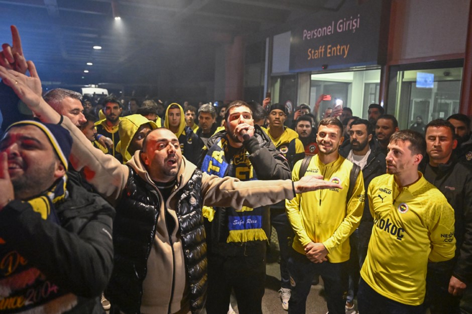 Fenerbahçe, İstanbul'a döndü: Gece 04.00'te coşkulu karşılama