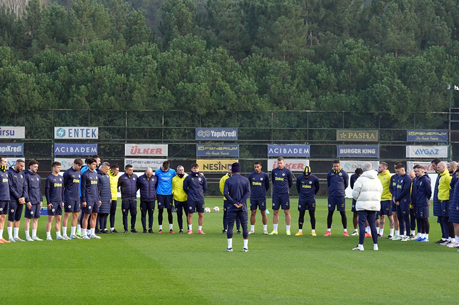 Fenerbahçe'nin son antrenmanında Kartalkaya'daki otel yangını nedeniyle saygı duruşunda bulunuldu