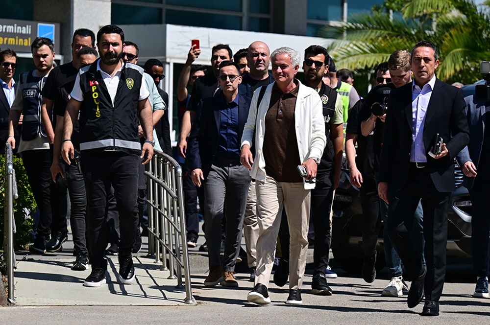 Mourinho'dan taraftarla ilk buluşma: Apron dışına çıktı, taraftarı selamladı  - 1. Foto