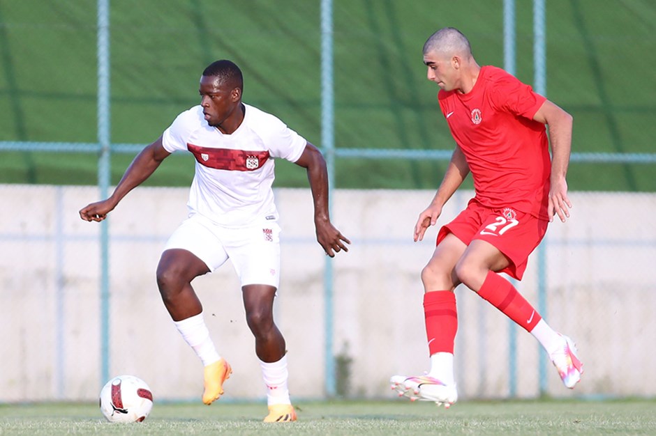 Sivasspor hazırlık maçında Ümraniyespor'u 2 golle geçti