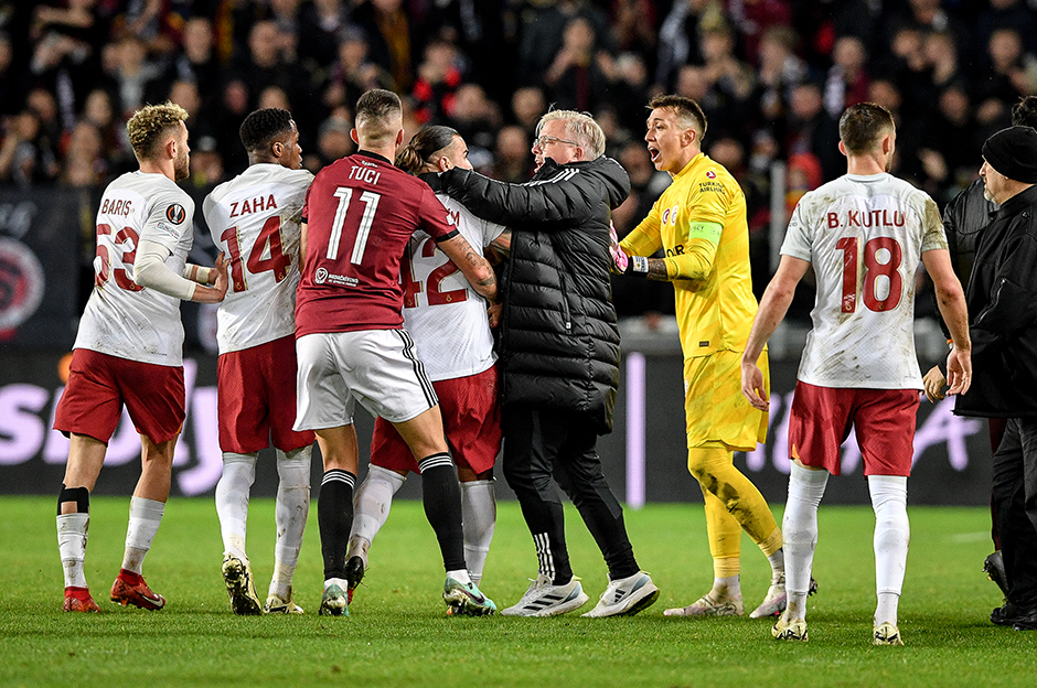 Sparta Prag-Galatasaray maçı sonrası kavga: Okan Buruk'a kırmızı kart  - 7. Foto