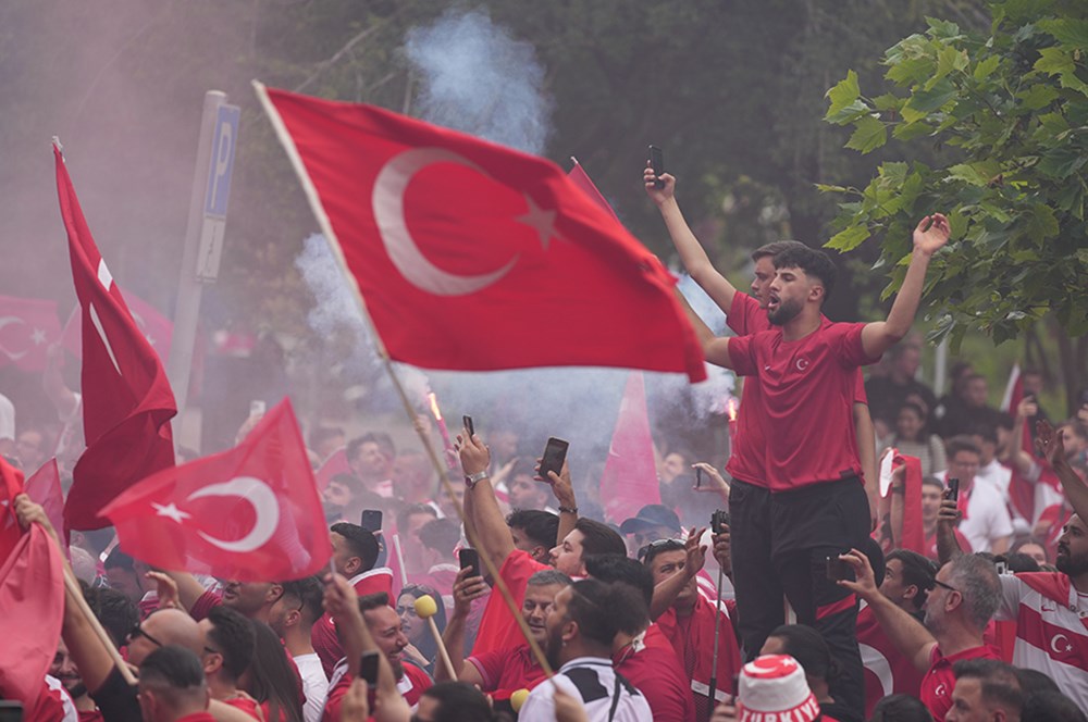 Milli Komandaya böyük dəstək: Dortmund küçələri qırmızı və ağ rəngdədir - Foto 22