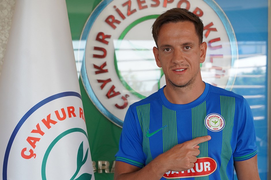 Çaykur Rizespor'dan 7 futbolcuya imza töreni 