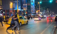 Bağdat Caddesi’nde Galatasaray taraftarlarının araçlarına saldırı 