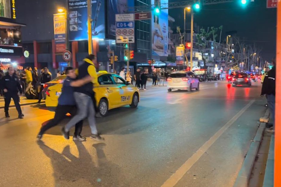 Bağdat Caddesi’nde Galatasaray taraftarlarının araçlarına saldırı 