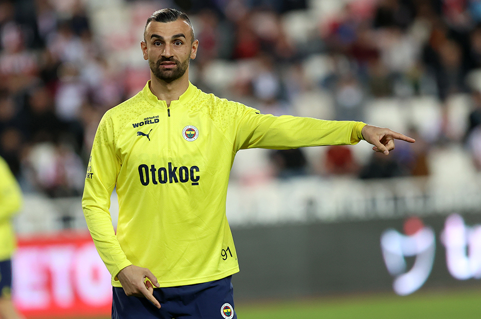 Serdar Dursun ile sözleşmesi sona eren Fenerbahçe'de, Umut Nayir'in takımda kalıp kalmayacağı ise şu an için belirsiz. Sarı lacivertlilerin bu kapsamda yerli forvet transferi için arayışları sürüyor.