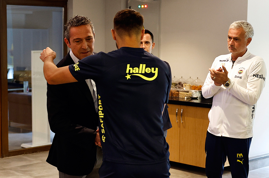 Fenerbahçe'den Dzeko ve Tadic'e teşekkür plaketi  - 3. Foto