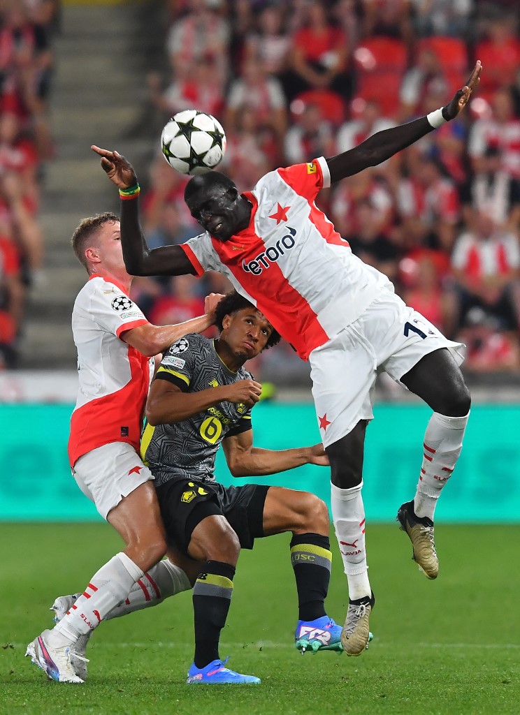 DİOUF TRANSFERİ İÇİN  HAREKETE GEÇİLDİ | Diego Carlos ile transfer sezonunu açan sarı-lacivertliler, ardından Skriniar, Talisca ve Mimovic gibi isimleri kadrosuna kattı. Transferde hız kesmek istemeyen Fenerbahçe, bir takviye daha yapmak istiyor. Slavia Prag’ın 20 yaşındaki oyuncusu Malick Diouf’u transfer etmek isteyen sarı-lacivertliler, gelen bilgilere göre zorunlu satın alma opsiyonuyla kiralama teklifinde bulunacak. Oyuncunun satın alma opsiyonu için 15 milyon euro önerilecek.