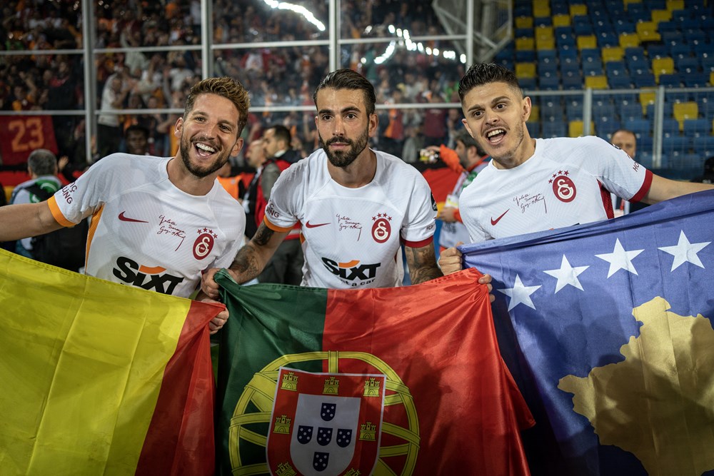 Galatasaraylı futbolcuların şampiyonluk sevinci  - 12. Foto