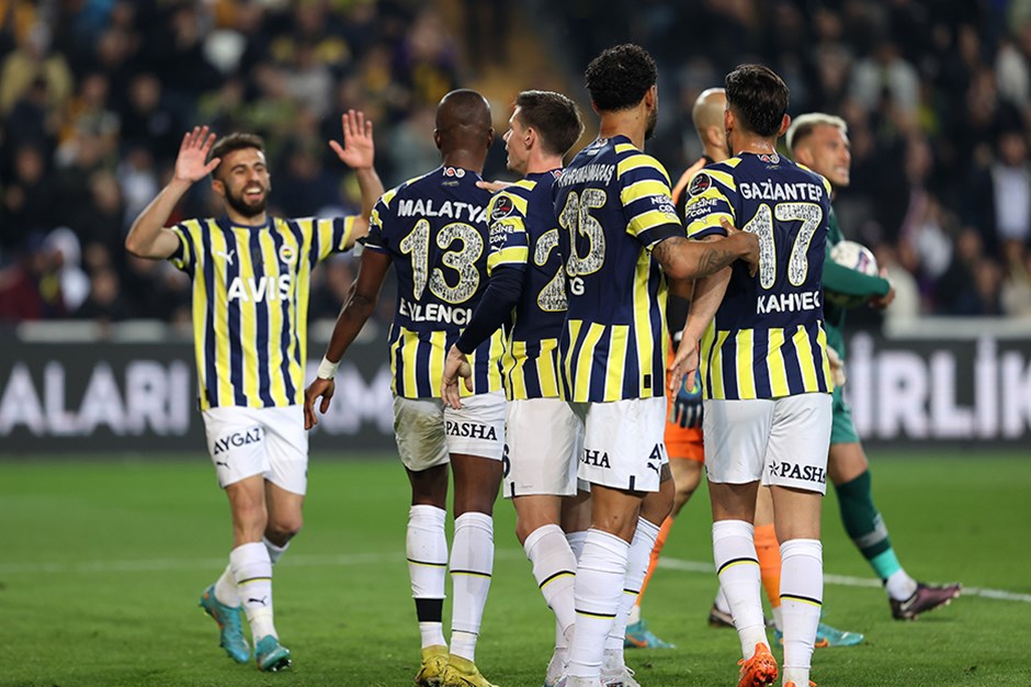Fenerbahçe erteleme maçında Konyaspor'u rahat geçti