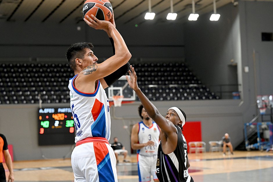 Anadolu Efes hazırlık maçında Partizan'ı mağlup etti