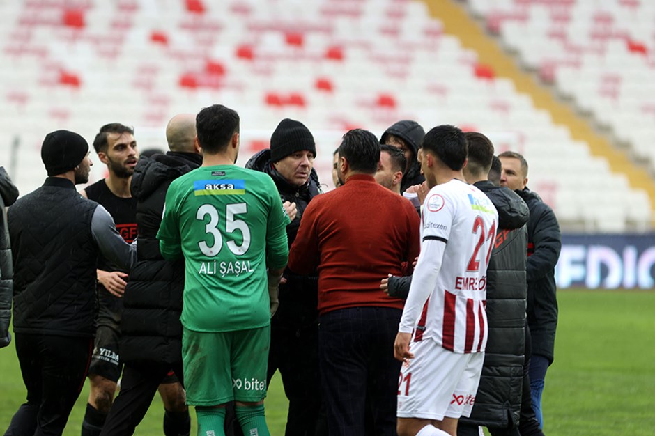 Sivasspor'dan Sumudica'ya tepki: "Bir antrenör oyuncusuna 'Yere yatın, kalkmayın' dememeli"