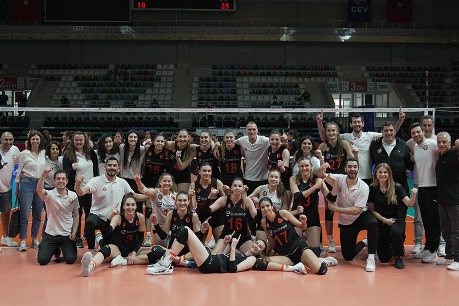 Voleybol genç kızlarda şampiyon Eczacıbaşı oldu