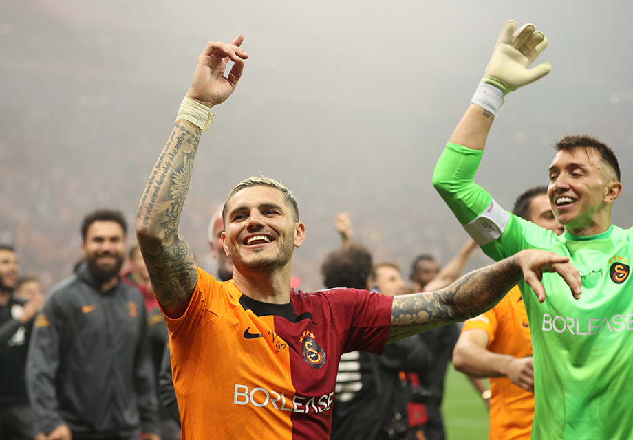 Galatasaray, Nef Stadı’nda kazandığı maçla 23. şampiyonluğunu kutladı. Şampiyonluk kutlamalarında oyuncuların soyunma odasındaki sevinçleri ve tribünlerdeki coşku da göze çarptı. Ayrıca, birçok oyuncu farklı şarkılarla sahneye çıkarak kutlamalara renk kattı. Mauro Icardi ve Simge’nin  Aşkın Olayım  şarkısıyla sahneye gelmesi dikkat çekti. Galatasaray, Nef Stadı’nda kazandığı maçla 23. şampiyonluğunu kutladı. Şampiyonluk kutlamalarında oyuncuların soyunma odasındaki sevinçleri ve tribünlerdeki coşku da göze çarptı. Ayrıca, birçok oyuncu farklı şarkılarla sahneye çıkarak kutlamalara renk kattı. Mauro Icardi ve Simge’nin  Aşkın Olayım  şarkısıyla sahneye gelmesi dikkat çekti.