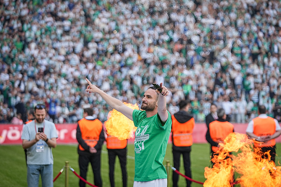 Bursaspor şampiyonluk kupasını 45 bin kişinin önünde aldı  - 3. Foto