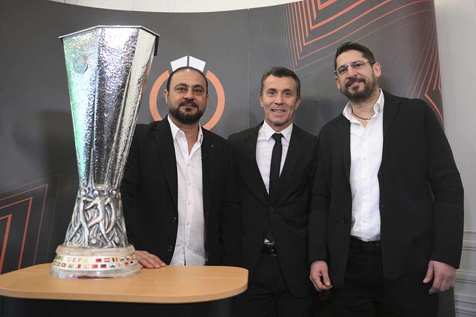 Galatasaraylı eski futbolcular 24 yıl sonra UEFA Kupası'yla birlikte