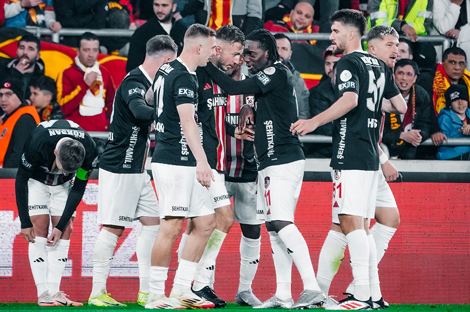 Süper Lig maçına kaleci damgası: Penaltı kurtardı, asist yaptı  - 4. Foto