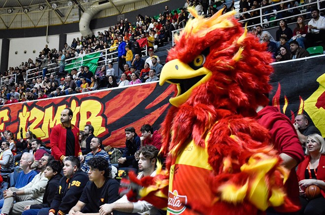 Göztepe'nin yeni maskotu K'ANKA, ilk maçında gözaltına alındı  - 2. Foto