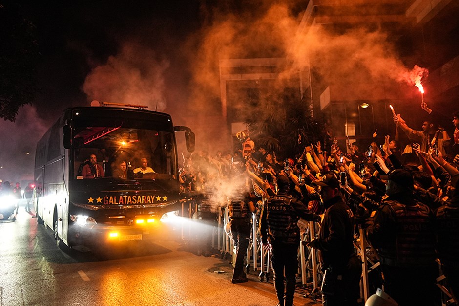 Galatasaraylı taraftarlar, Fenerbahçe mağlubiyeti sonrası takımı Florya'da karşıladı 