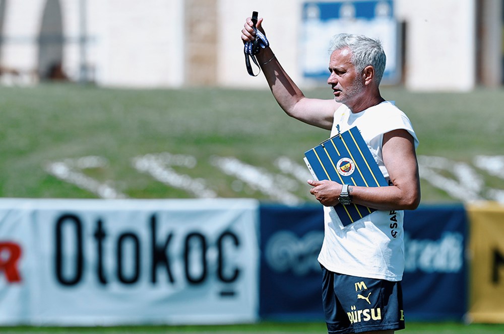 Jose Mourinho podcina bilety 6 zawodnikom Fenerbahce - 1. Fot
