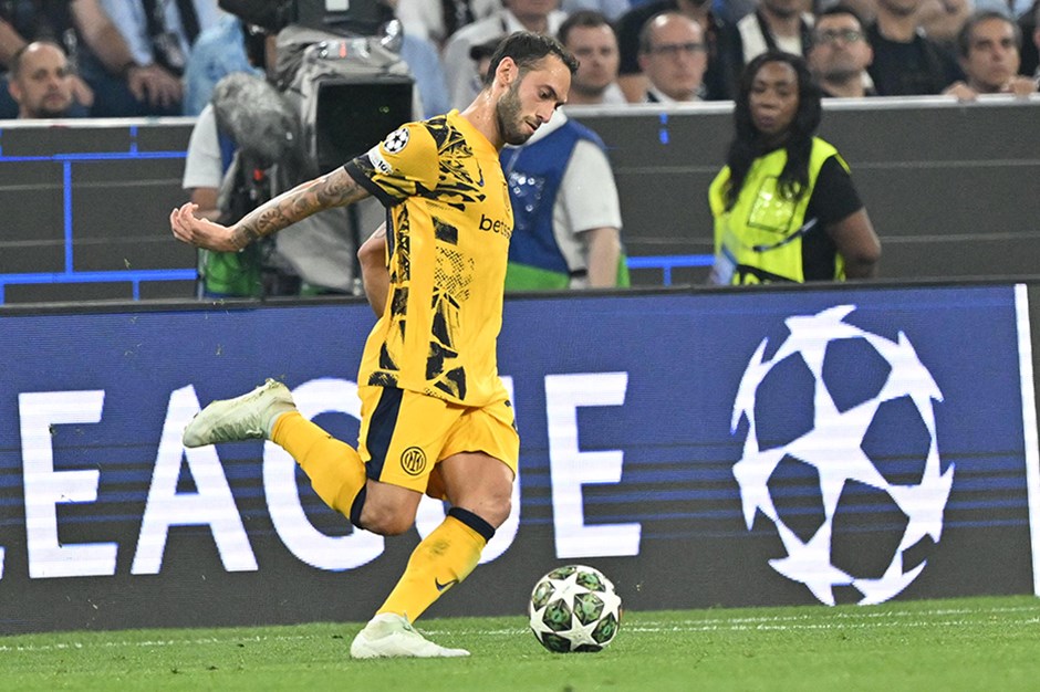 Hakan Çalhanoğlu, Şampiyonlar Ligi'nde bir ilki gerçekleştirdi