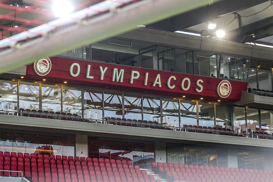 Olympiacos yöneticisi, Federasyon başkanına etek fırlattı