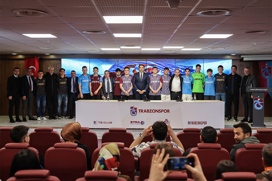 Trabzonspor'da 13 imza birden: "Kulübümüz için çok özel bir gün"  - 1. Foto