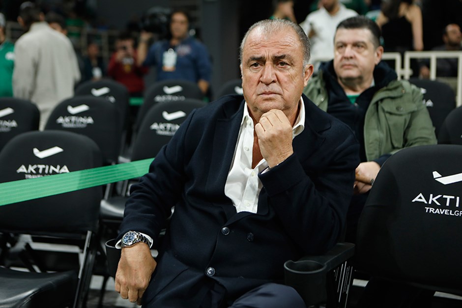 İZLE | Fatih Terim'in tribünleri selamladığı anda başkana protesto