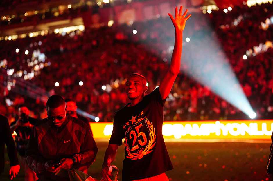 Okan Buruk, 2035'i televizyondan izledi: Galatasaray'dan Ali Koç, Acun Ilıcalı ve Mourinho'lu olay video  - 2. Foto