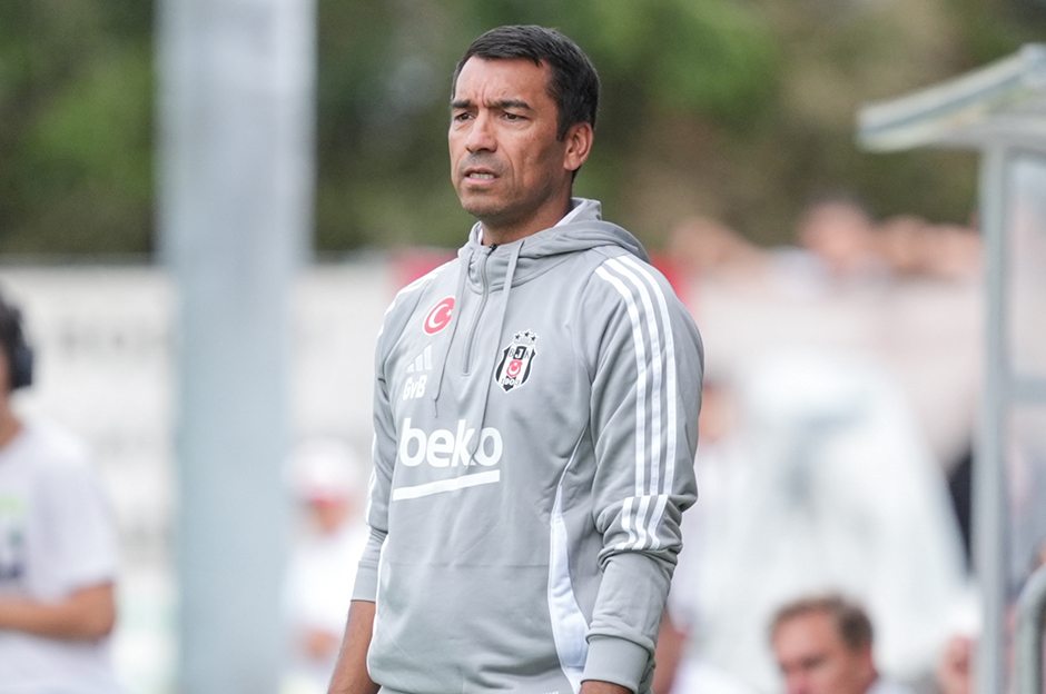 Süper Kupa maçında cumartesi günü Galatasaray ile karşı karşıya gelecek olan Beşiktaş'ta, teknik direktörü Giovanni van Bronckhorst, derbideki oyun planını hazırladı.