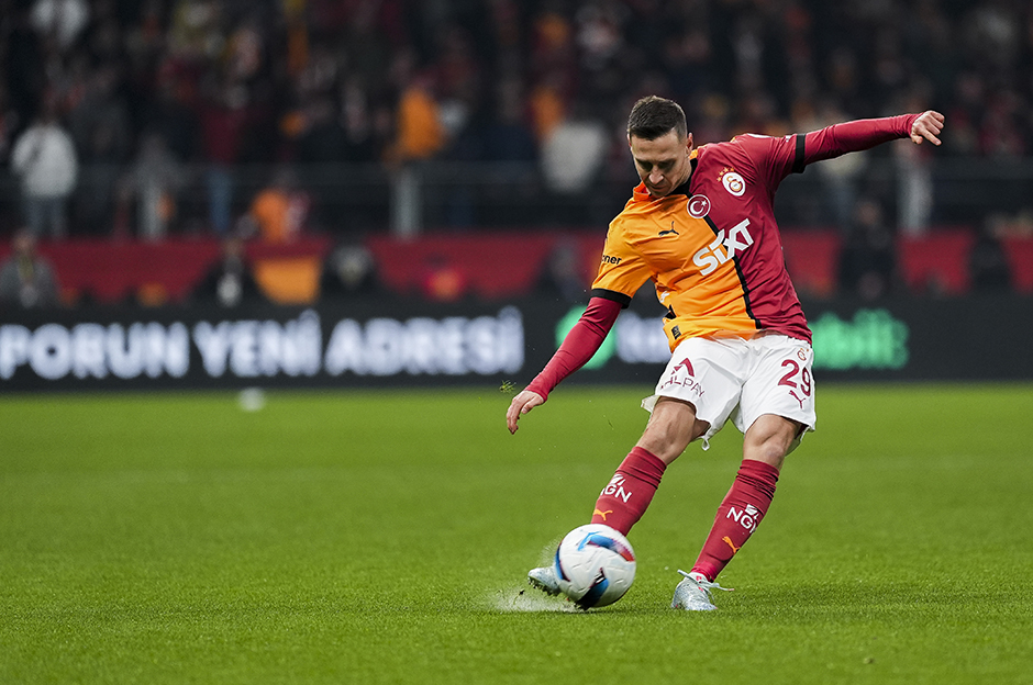 Fanatik'te yer alan habere göre, 1 milyon euro kiralama ve 7 milyon euro şarta bağlı satın alma opsiyonuyla transfer edilen Frankowski'nin şartları yerine getirdiği aktarıldı.