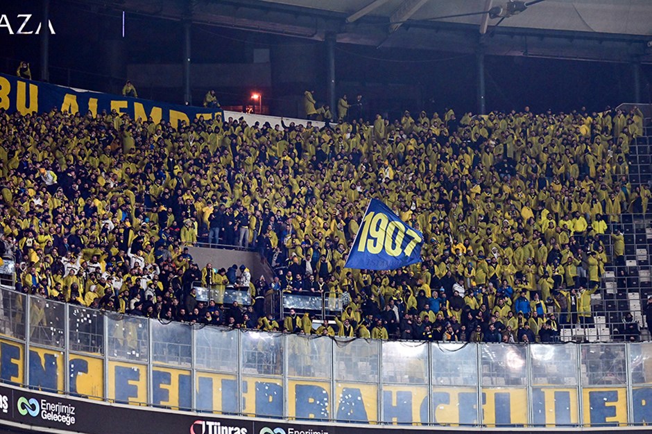 Fenerbahçe taraftarı derbide takımını yalnız bırakmadı