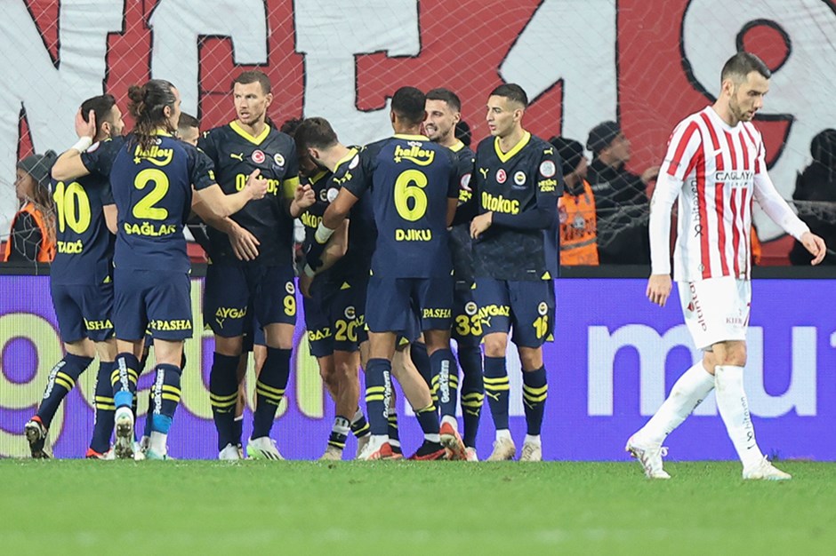 Fenerbahçe, Antalyaspor engelini geçip yeniden liderliğe yükseldi