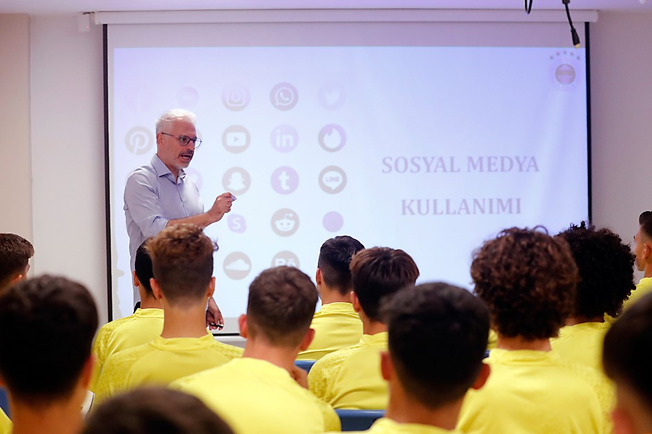 Fenerbahçe'den altyapı oyuncularına sosyal medya eğitimi