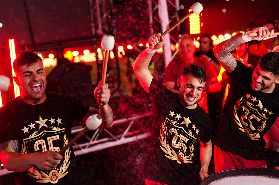 Okan Buruk, 2035'i televizyondan izledi: Galatasaray'dan Ali Koç, Acun Ilıcalı ve Mourinho'lu olay video  - 1. Foto