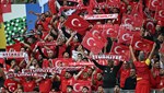 Türk vatandaşlar Almanya'da milli maç için meydanları doldurdu