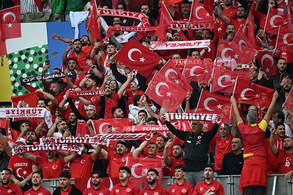Türk vatandaşlar Almanya'da milli maç için meydanları doldurdu