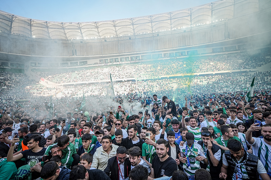 Bursaspor şampiyonluk kupasını 45 bin kişinin önünde aldı  - 6. Foto