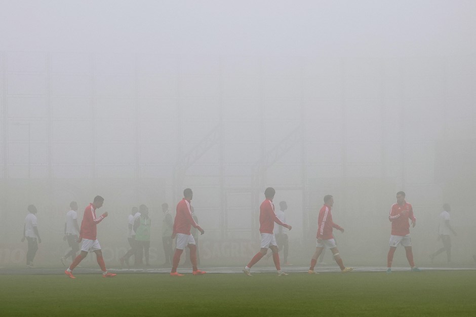 Benfica'nın maçına sis engeli: Müsabaka sadece 9 dakika oynanabildi