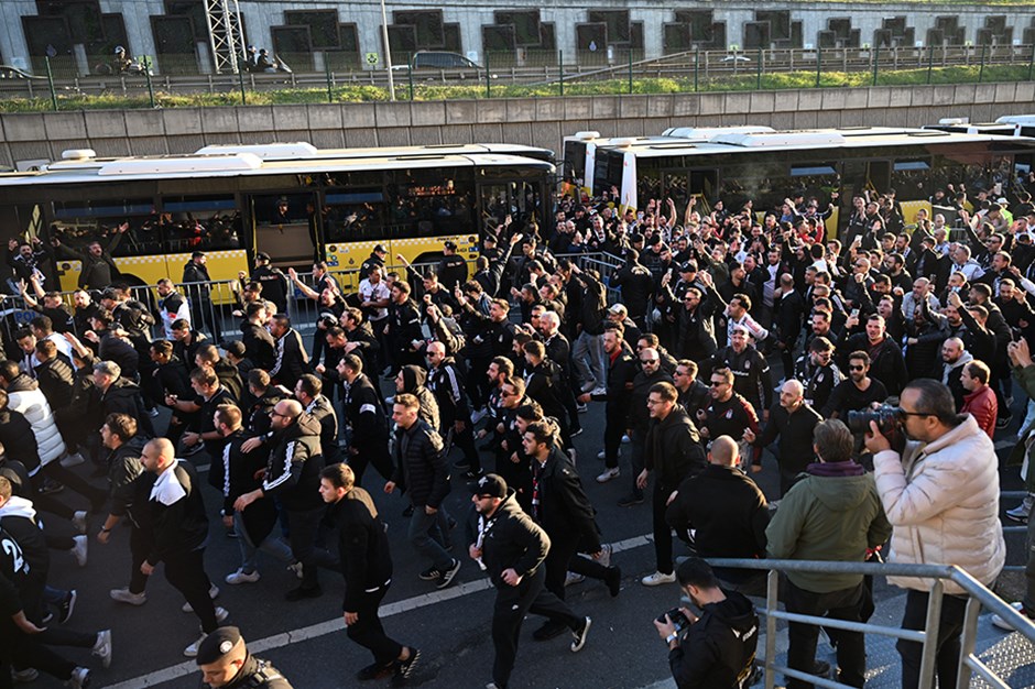 Beşiktaş taraftarı tezahüratlar eşliğinde RAMS Park'a ulaştı