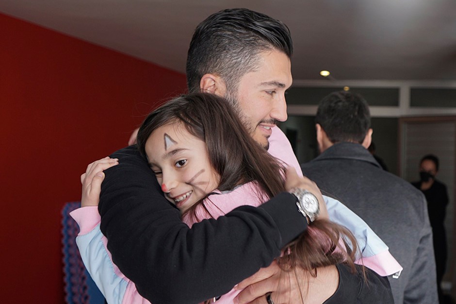 Nuri Şahin ve Antalyasporlu futbolcular, depremzede çocukları ziyaret etti