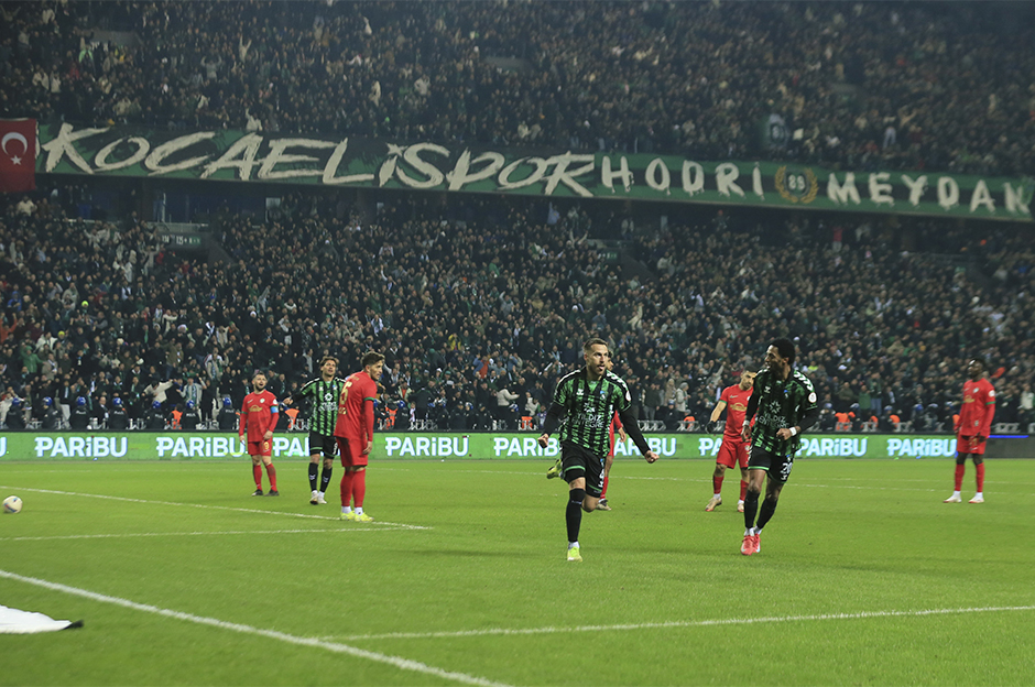 Tribünden düşen taraftar ağır yaralandı: Yoğun bakıma alındı  - 4. Foto
