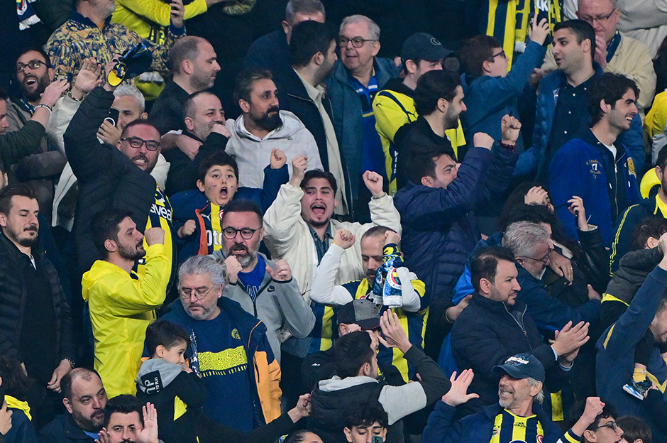 Fenerbahçe-Kayserispor maçı sonrası tribünler karıştı: Polis müdahalesi geldi  - 5. Foto