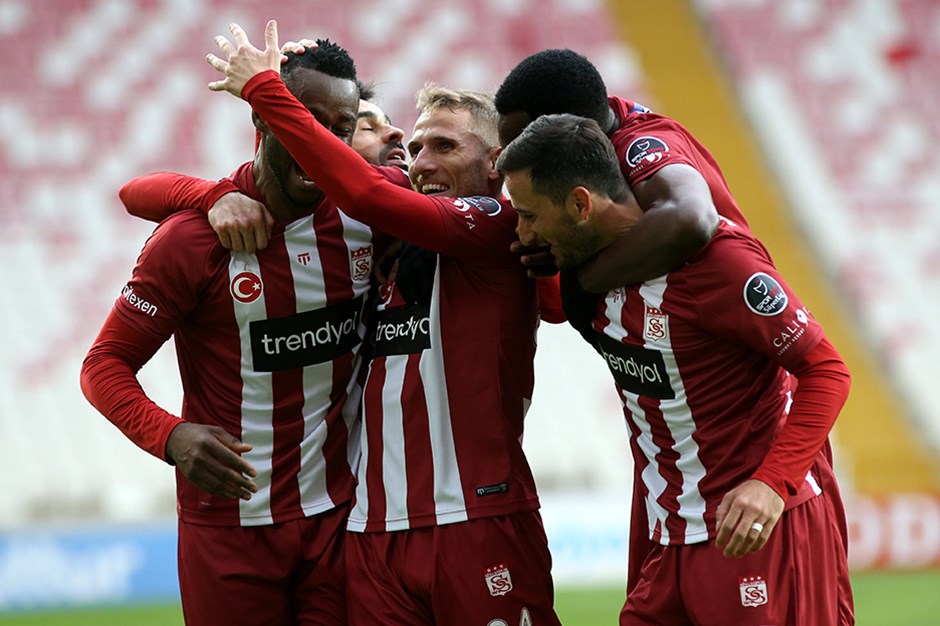 Spor Toto Süper Lig | Sivasspor, Rıza Çalımbay'ın rekor gününde moral buldu