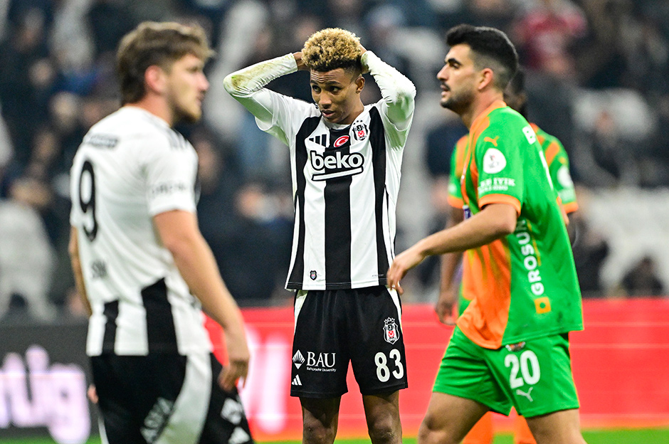 "Sahada durduğu her dakika Beşiktaş'a zarar" | Spor yazarları Beşiktaş için ne dedi?  - 3. Foto