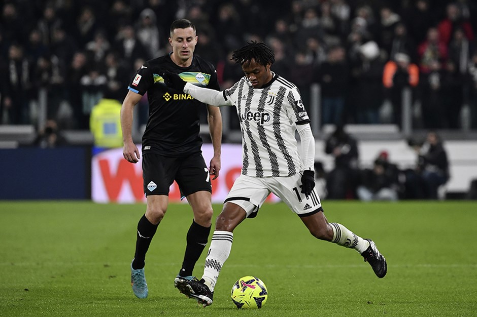 Juventus zorlu rakibini tek golle eledi