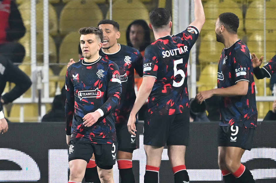 Fenerbahçe'nin Rangers hüsranı Ada basınında: "Ferguson, Mourinho'yu alt etti"  - 7. Foto