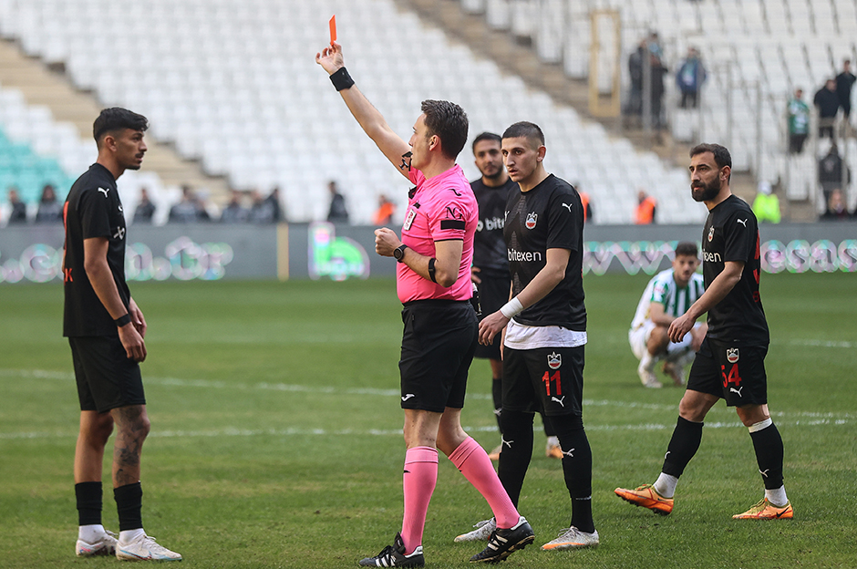 Bursaspor - Diyarbekirspor maçında arbede: 6 kırmızı kart çıktı  - 4. Foto