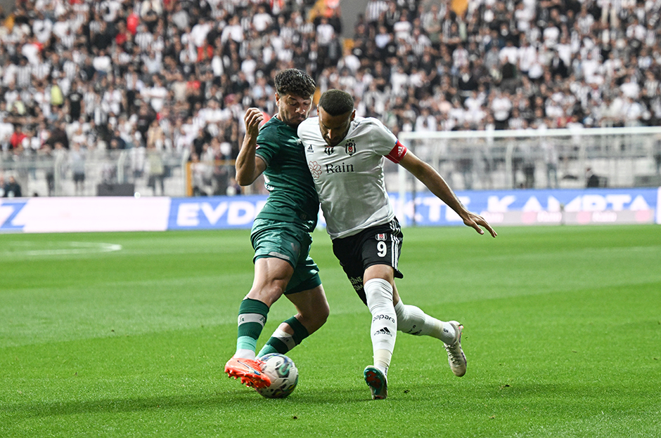 Beşiktaş’ta Cenk Tosun’dan şok sakatlık! Beşiktaş’ta Cenk Tosun’dan şok sakatlık!
