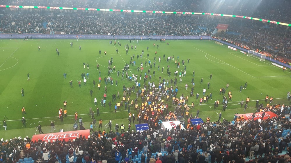 O anlar: Trabzonsporlu taraftarlar maç sonunda sahaya indi - 12. Foto
